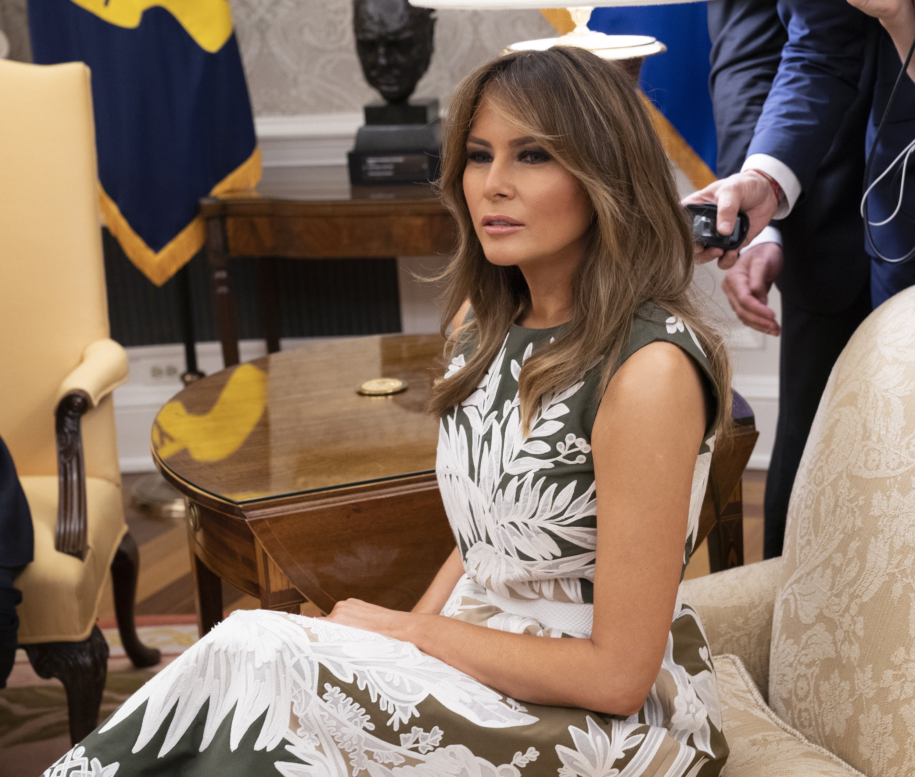 Melania lamenta el asalto al Capitolio e ignora a Trump