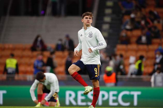 Gavi durante un calentamiento con la selección española / Foto: EFE Gavi durante un calentamiento con la selección española / Foto: EFE