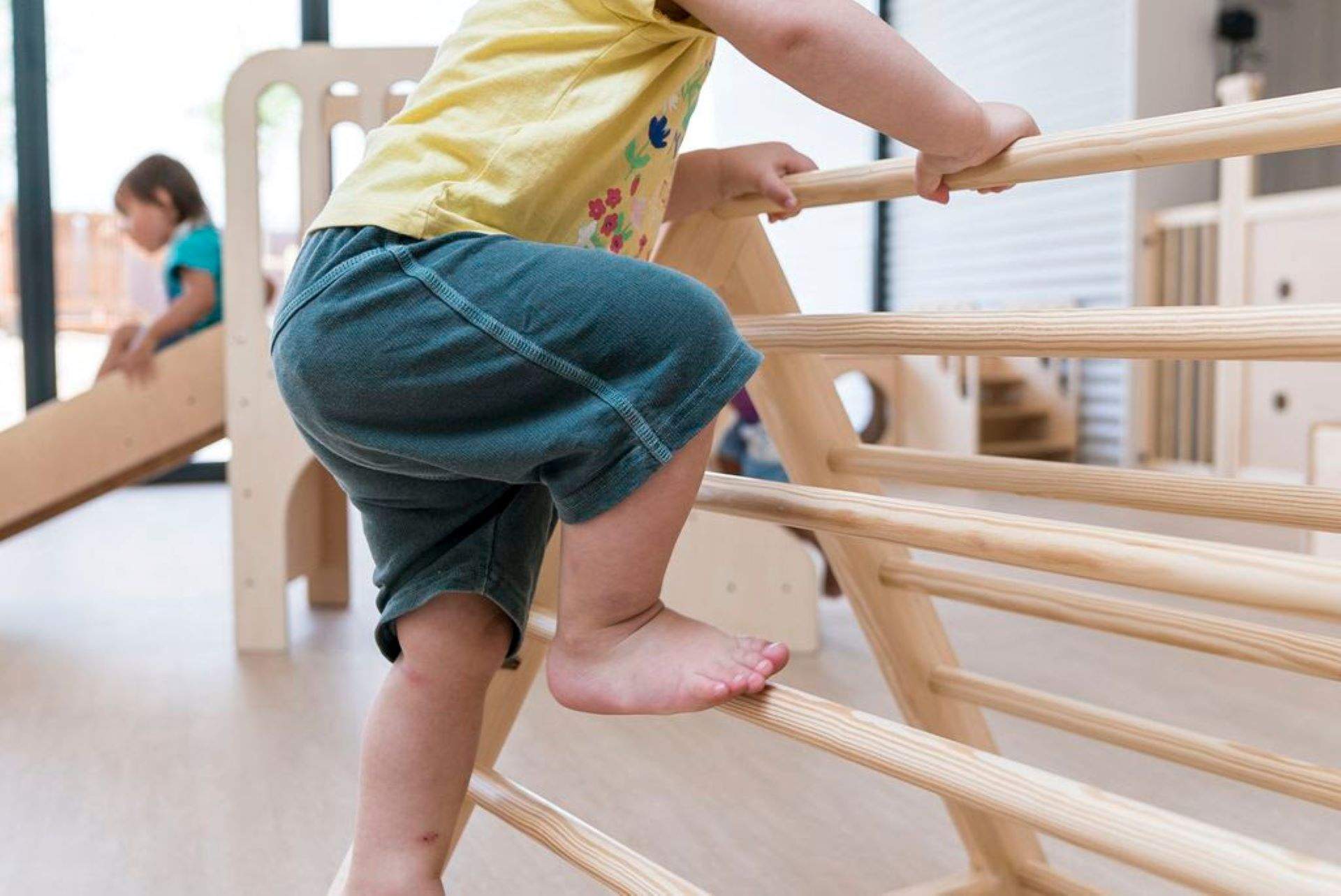 El Govern aprueba un plan para que todos los menores de 6 años tengan un hogar de acogida