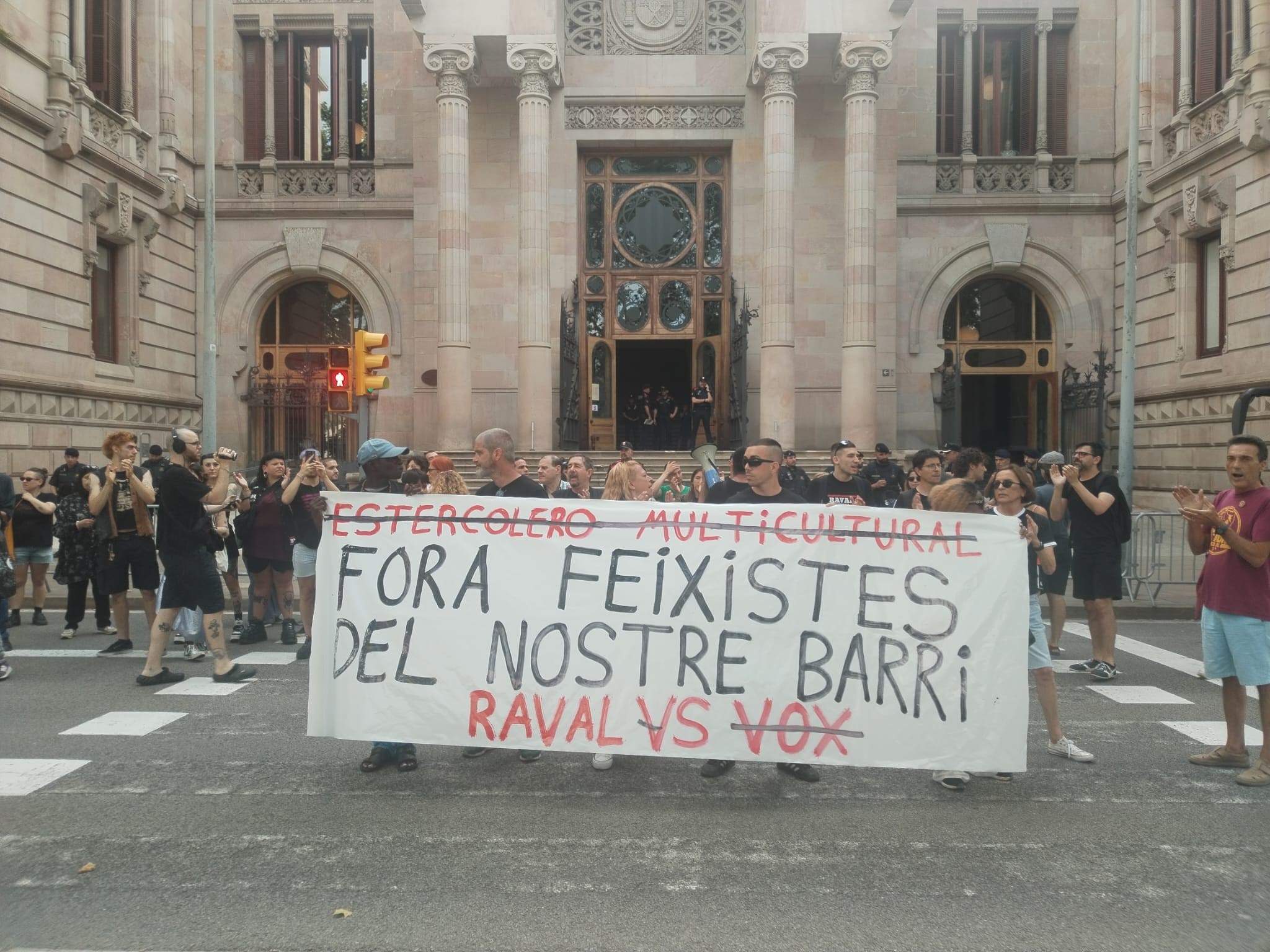 Dos diputats de Vox afirmen que van témer per la seva vida, tot i no patir lesions de veïns del Raval