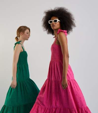 El vestido en 5 colores que no para de agotarse en las rebajas de El Corte Inglés es porque es tendencia