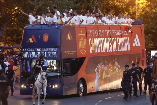 El bus|buzo de la selección española de camino en Cibeles / Foto: EFE El bus|buzo de la selección española de camino en Cibeles / Foto: EFE