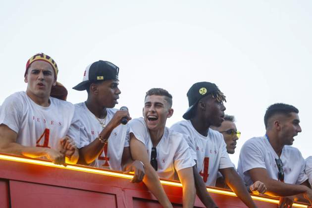 Gavi, Lamine Yamal, Fermín López, Nico Williams i Ferran Torres a la celebració de la selecció espanyola / Foto: EFE Gavi, Lamine Yamal, Fermín López, Nico Williams i Ferran Torres a la celebració de la selecció espanyola / Foto: EFE