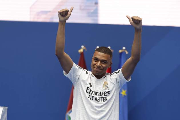 Kylian Mbappé es presentat al Santiago Bernabéu com a nou futbolista del Reial Madrid / Foto: EFE Kylian Mbappé es presentat al Santiago Bernabéu com a nou futbolista del Reial Madrid / Foto: EFE