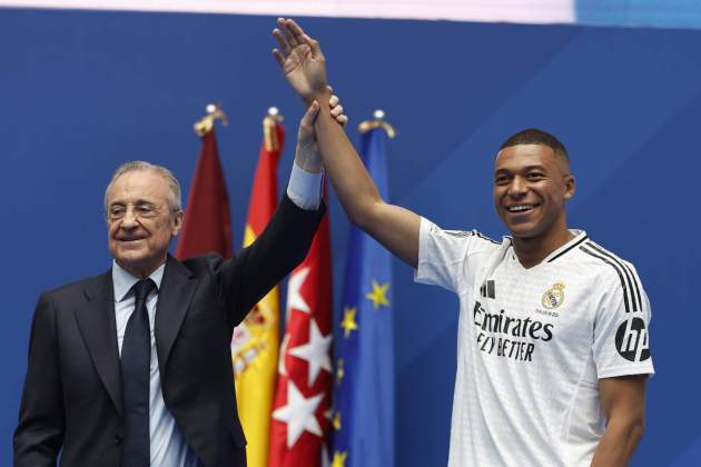 Kylian Mbappé amb Florentino Pérez en la seva presentació com a nou futbolista del Reial Madrid / Foto: EFE Kylian Mbappé amb Florentino Pérez en la seva presentació com a nou futbolista del Reial Madrid / Foto: EFE