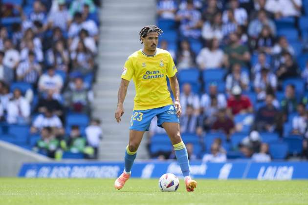 Saul Coco dando un pase con la UD Las Palmas / Foto: Europa Press