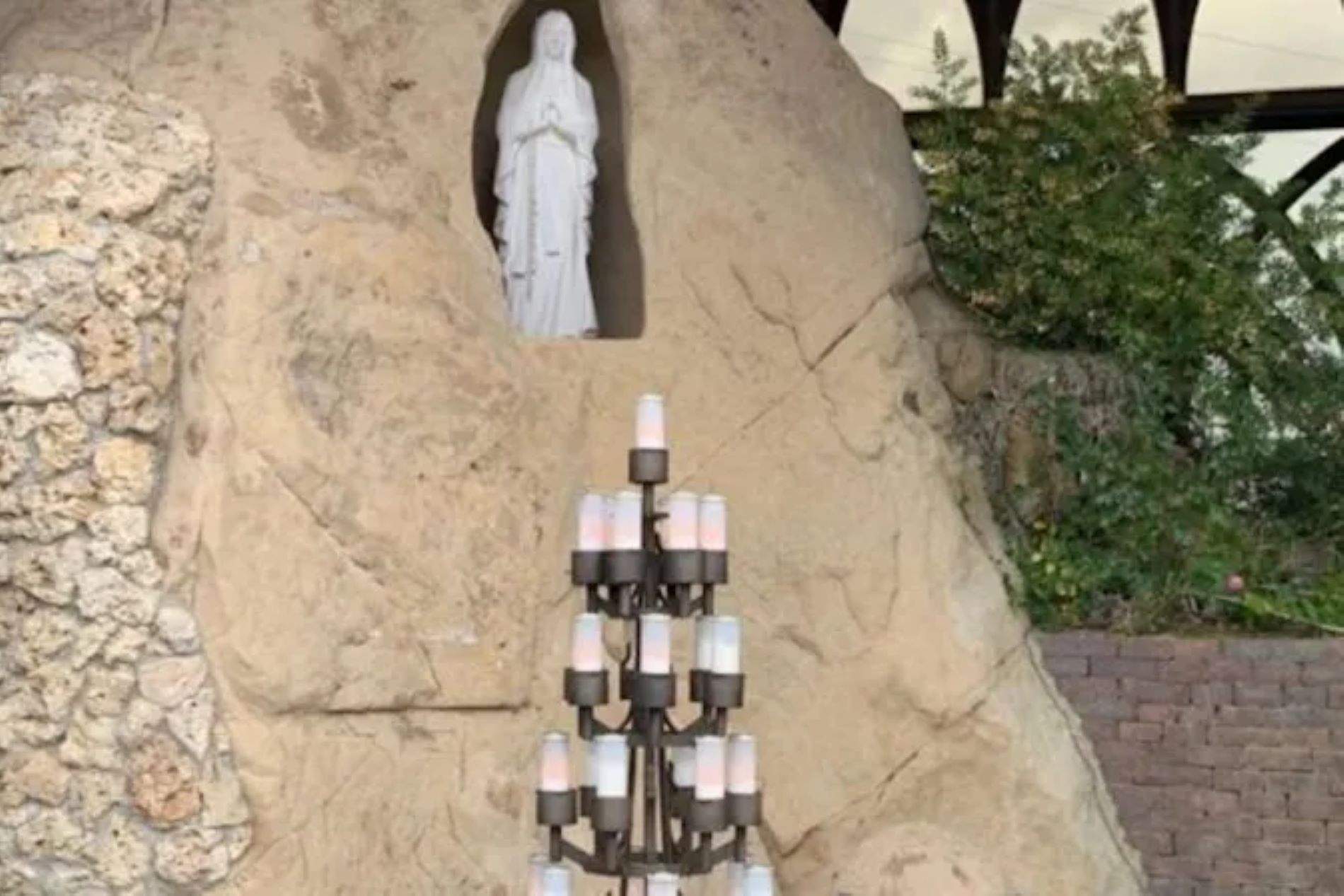 El Vaticano autoriza el culto a la Virgen de la Roca de Calabria, a la que un campesino asegura haber visto