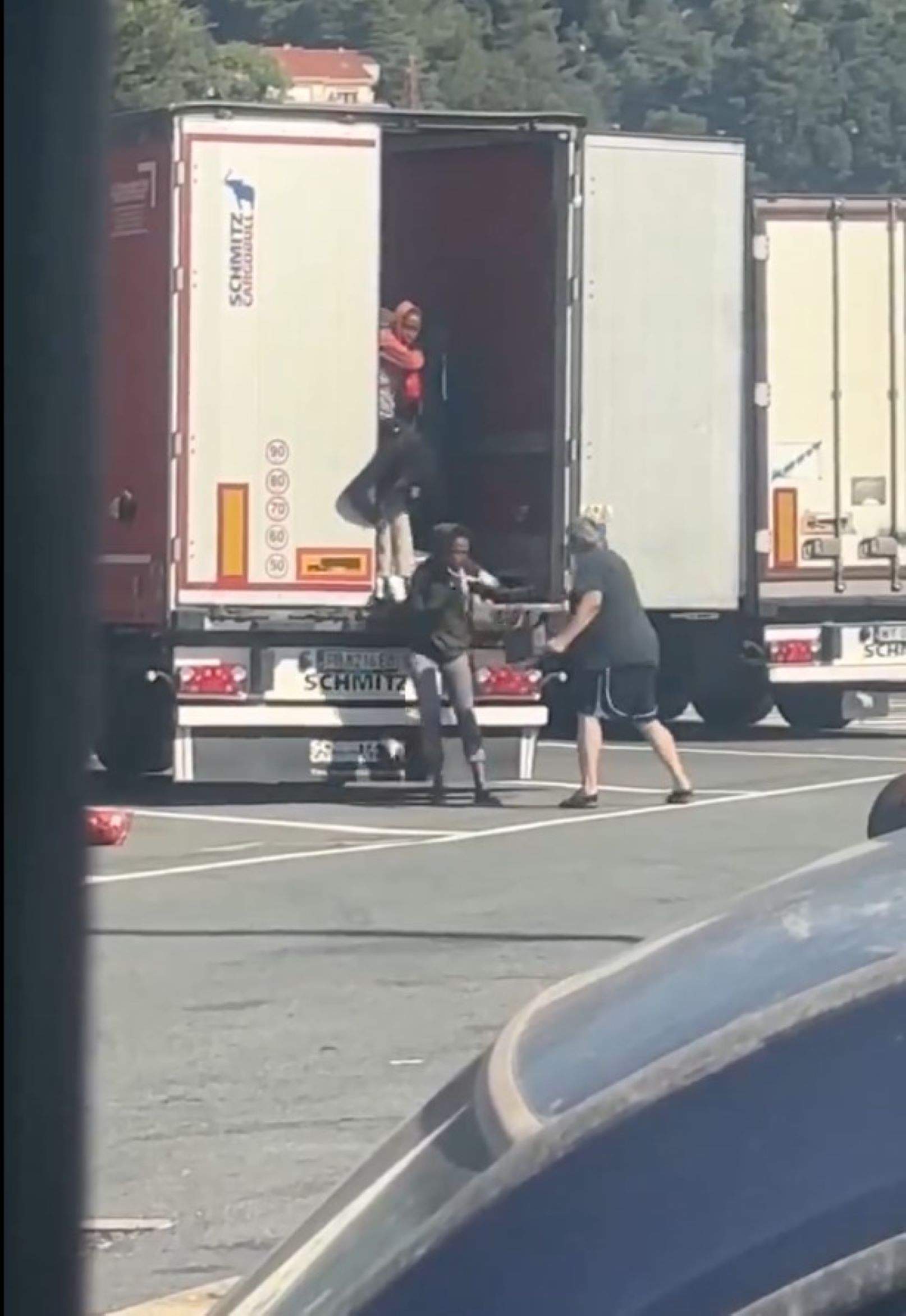 Indignación en Italia: un camionero saca a latigazos a un grupo de mujeres migrantes en Ventimiglia