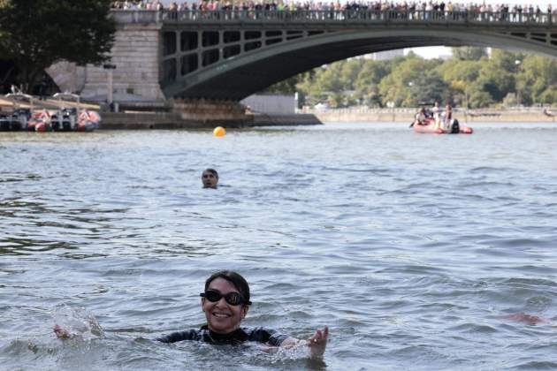 alcaldessa de París, Anne Hidalgo, nedant al Sena / EFE alcaldessa de París, Anne Hidalgo, nedant al Sena / EFE