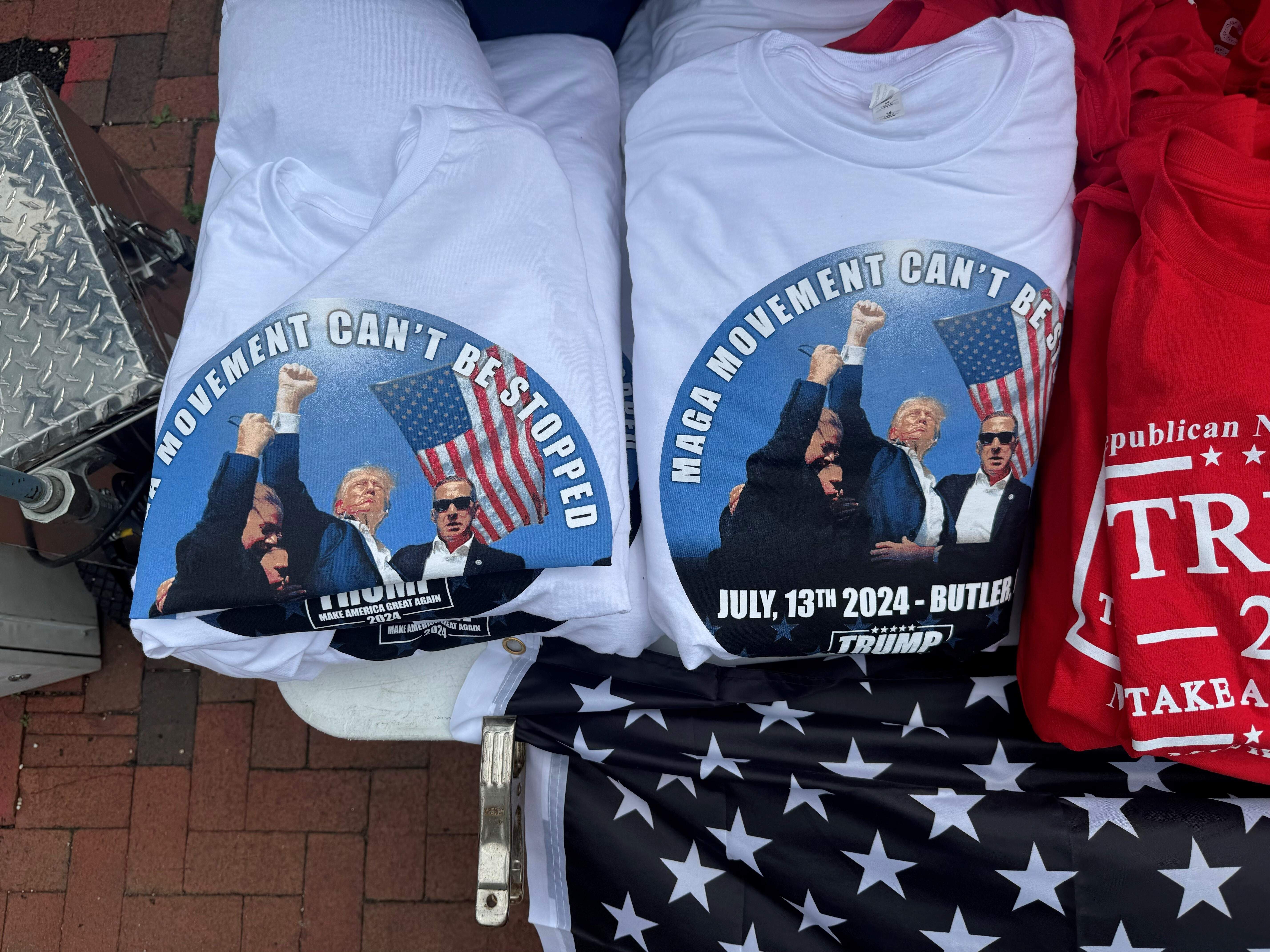Deportivas, maquillaje y miniaturas: los negocios sacan partido del atentado contra Trump