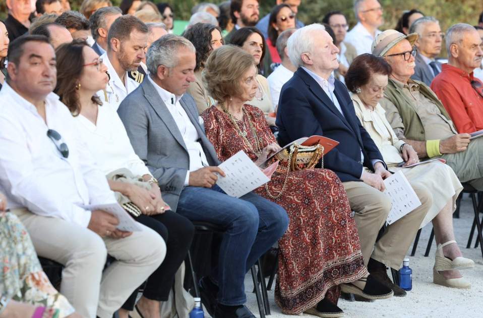 Sofia i Carbonell de lado sin mriar se CR Sofia i Carbonell de lado sin mriar se CR