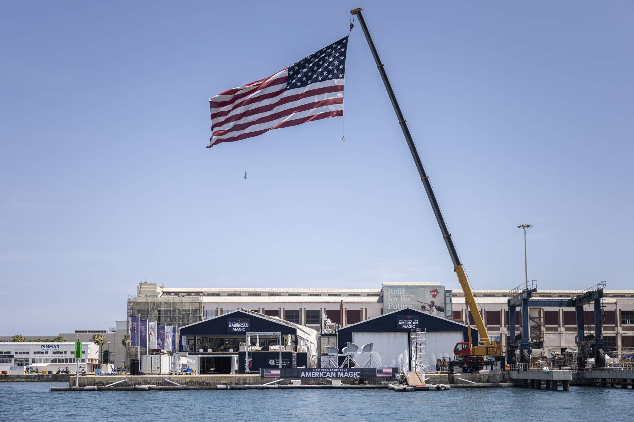 La base de l'American Magic, la "Maranello" de la Copa Amèrica de vela que obre les portes a Barcelona