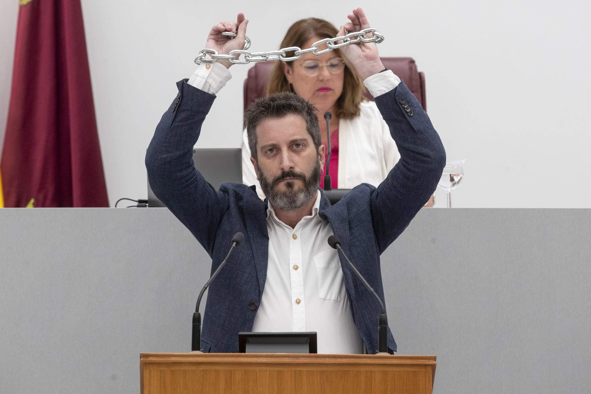 Un diputat de Podemos a Múrcia s'encadena després de ser sancionat un mes sense sou ni feina