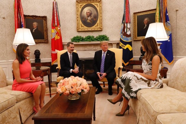 melania piernas cruzadas Casa REial