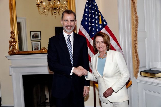 corbata nancy pelosi casa real