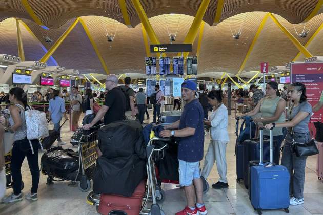 Colas aeropuerto Barajas caída Microsoft Efe