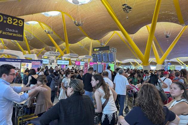 Colas aeropuerto Barajas caída Microsoft Efe