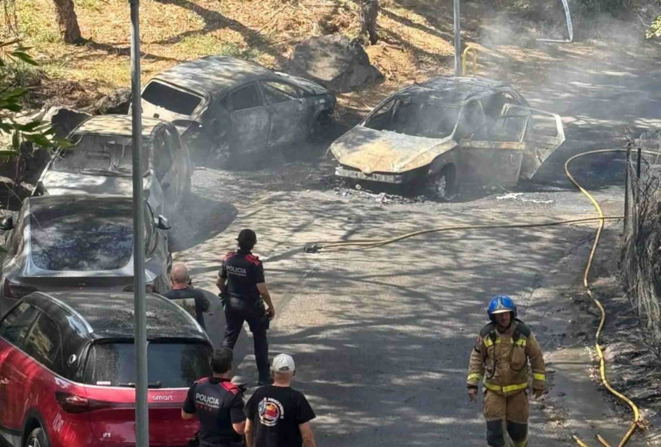 Ensurt per diversos incendis en plena onada de calor a Catalunya que han cremat cotxes i massa forestal