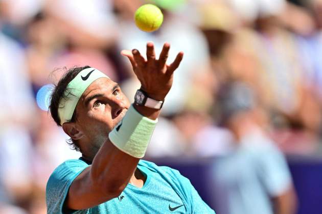 Rafa Nadal serveix durant la final de Bastad / Foto: EFE Rafa Nadal serveix durant la final de Bastad / Foto: EFE