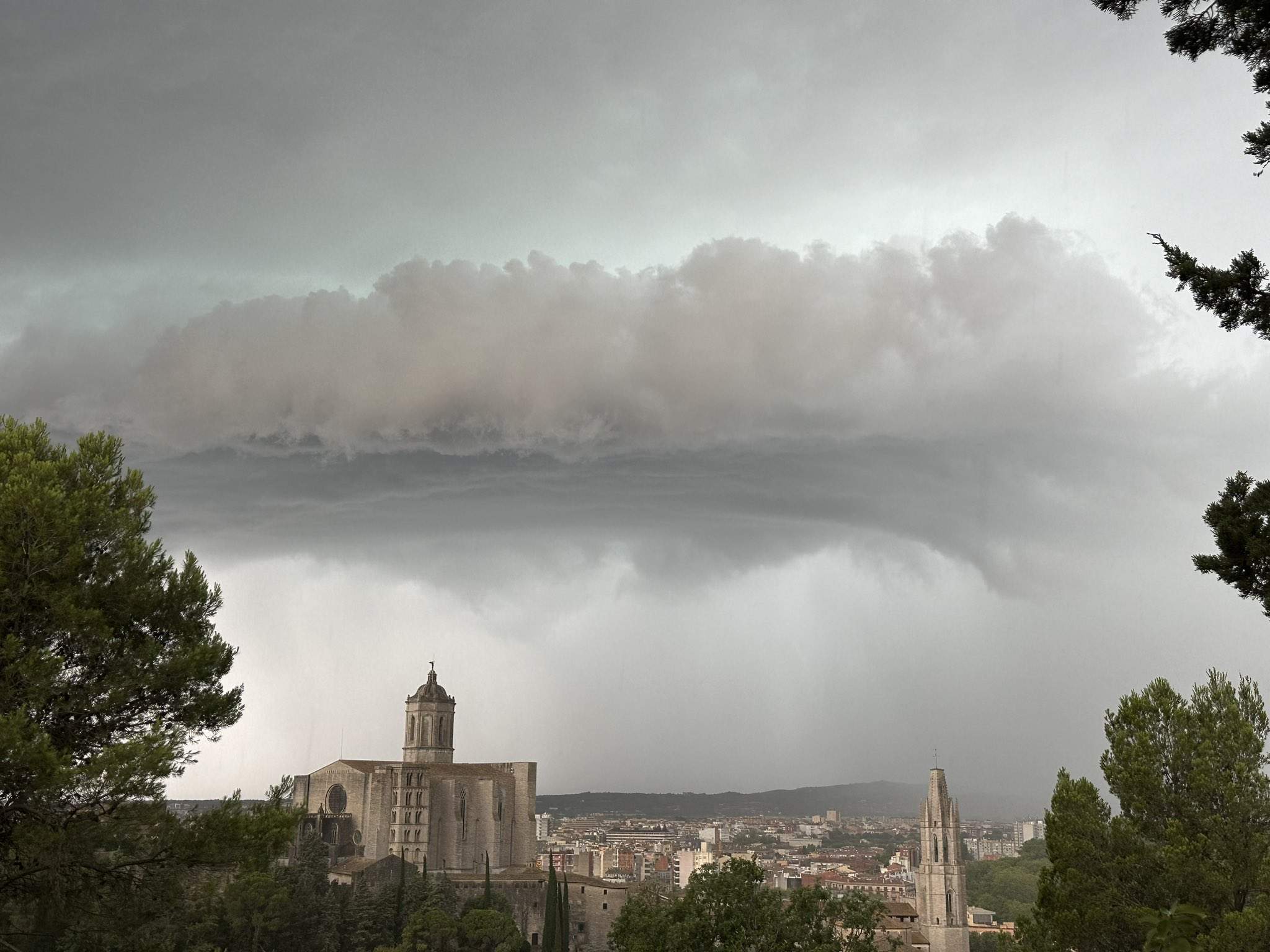 Fuertes tormentas y granizadas hacen desplomar los termómetros