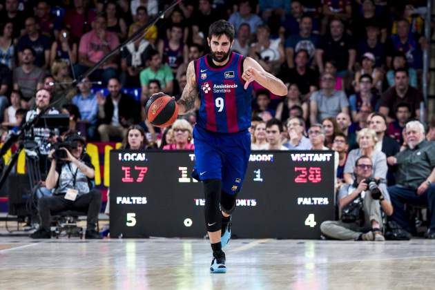Ricky Rubio baixa el polze durant un partit del Barça de bàsquet / Foto: Europa Press Ricky Rubio baixa el polze durant un partit del Barça de bàsquet / Foto: Europa Press