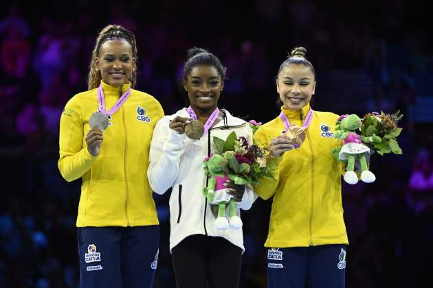 Rebecca Andrade y Simon Biles recogen sus respectivas medallas en el Mundial de gimnasia rítmica: Foto: Europa Press