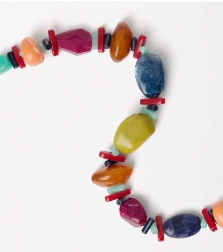 Este collar corto multicolor de Parfois es una alegría para los sentidos