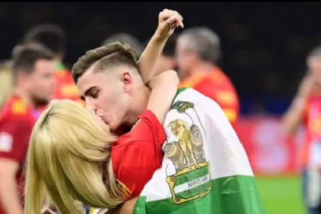 Fermín López y Berta Gallardo beso / Twitter