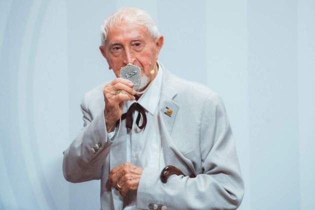 EuropaPress 5322573 escritor ensayista josep vallverdu cumple 100 anos recibe medalla (1)