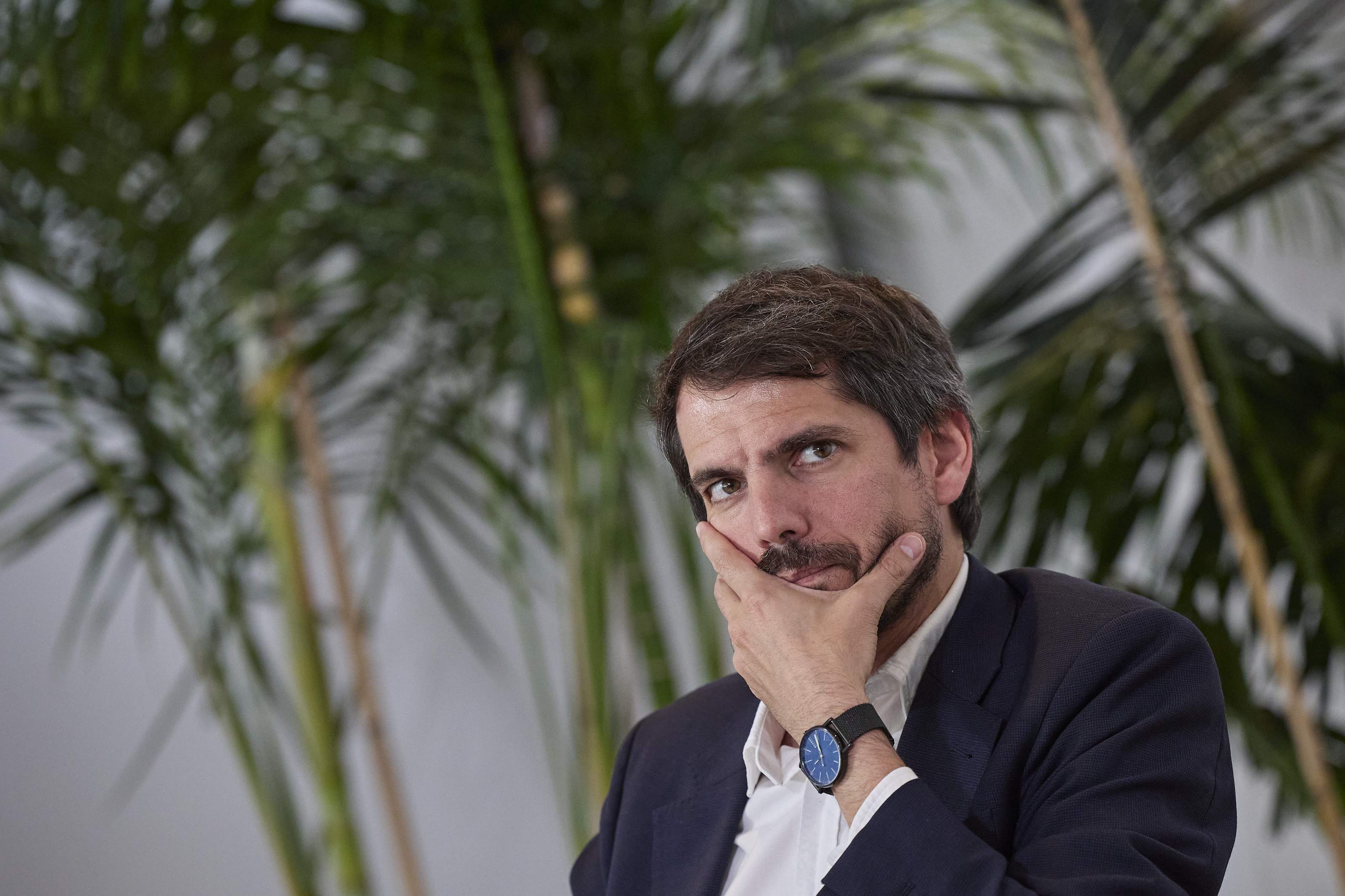 Un micro obert revela la reacció d'Urtasun al no de Junts als objectius de dèficit: "Una hòstia per al govern"