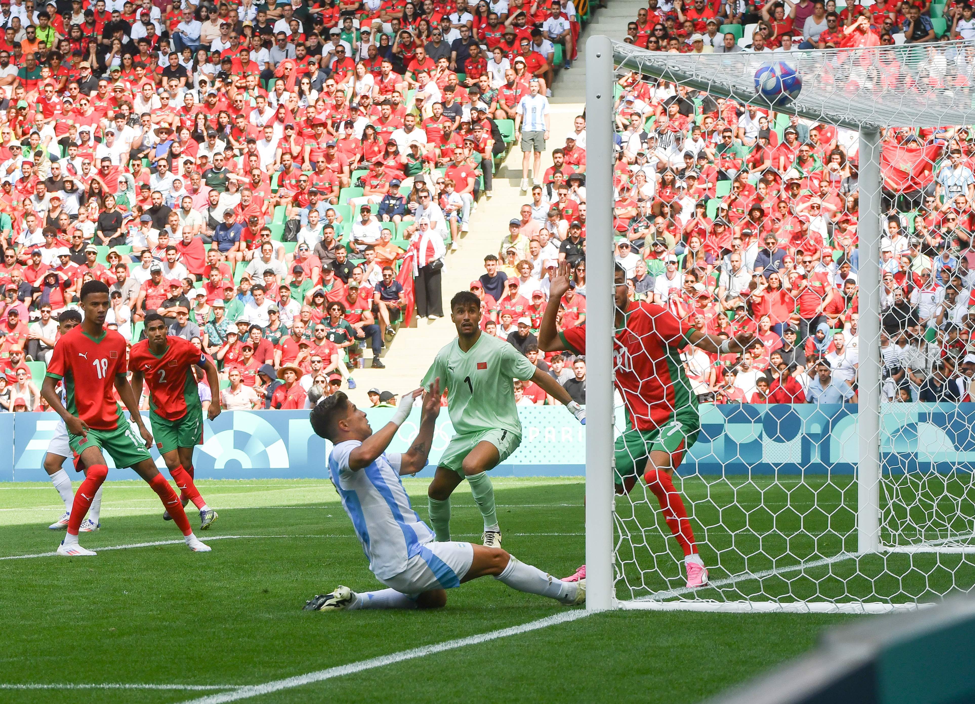 Primer gran incidente de los Juegos Olímpicos: suspendido el Argentina - Marruecos por lanzamiento de objetos