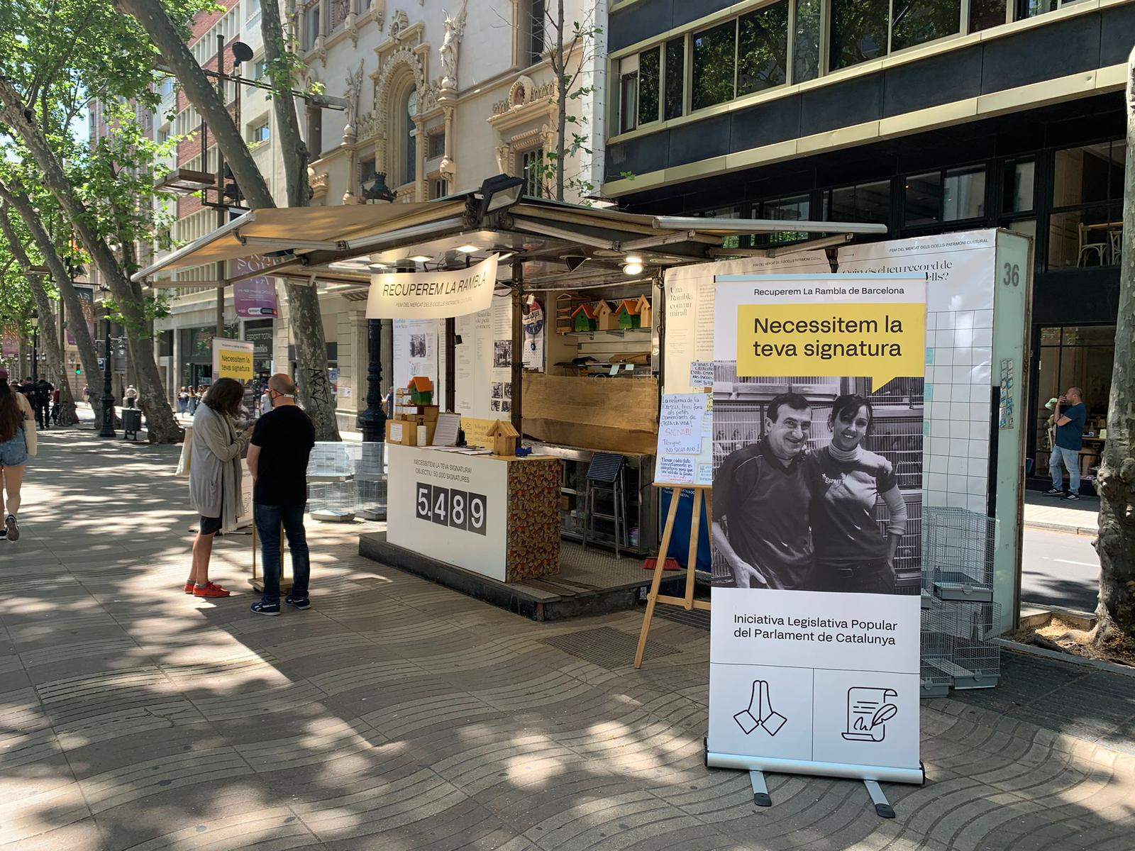 El Ayuntamiento de Barcelona cierra 6 de las 11 paradas de los pajareros de la Rambla