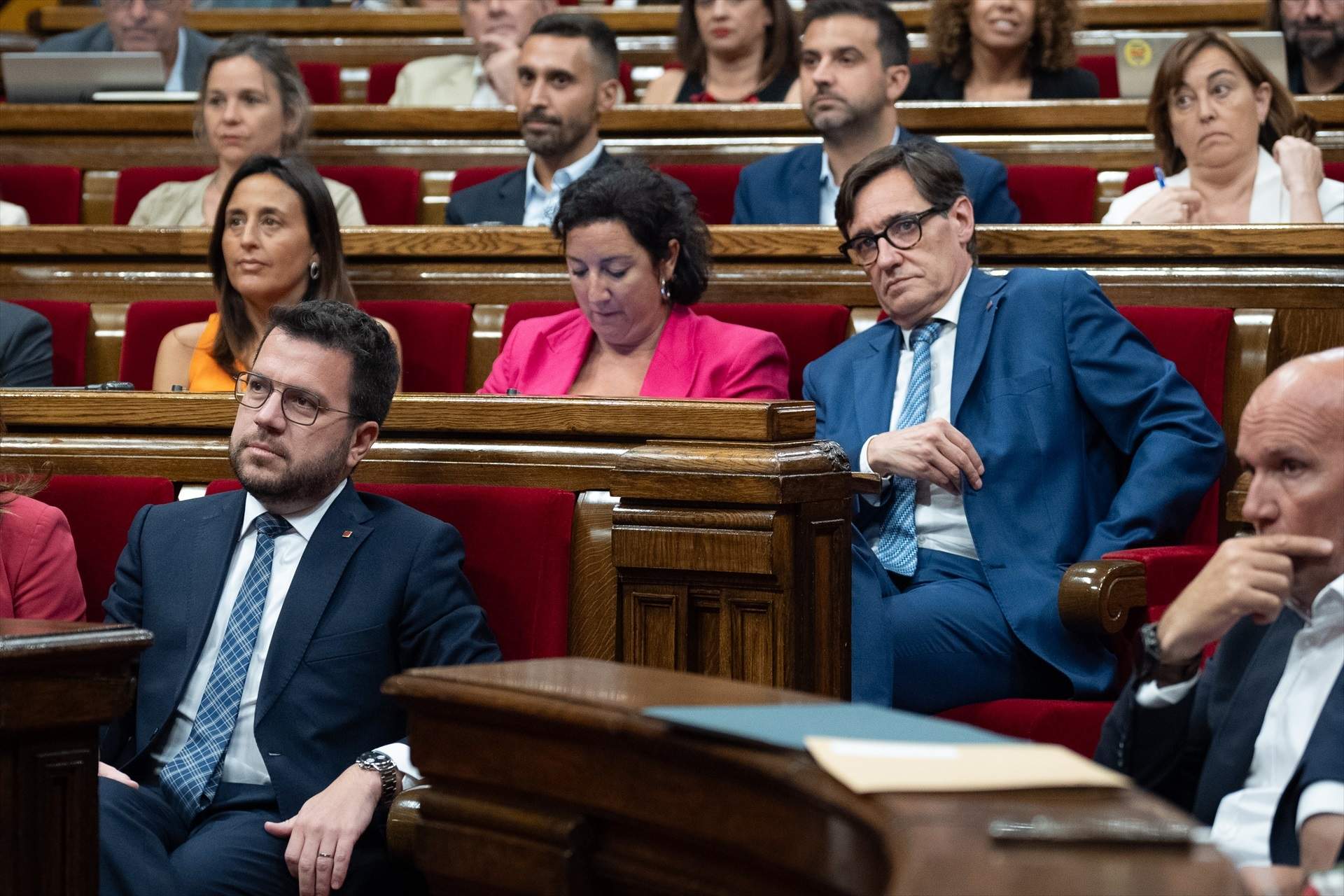 El Parlament aprova la reforma que permetrà el vot de l'exili en plena negociació per investir Illa