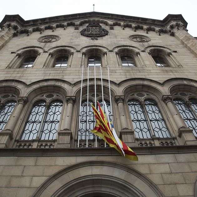 Les banderes a mig pal a la façana de la UB / Sergi Alcàzar