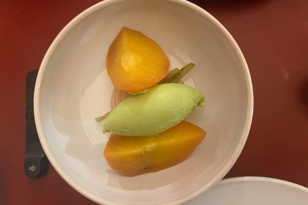 Melocotón, judía tierna, helado de alfàbreca y praliné de almendras / Foto: Rosa Molinero Trias Melocotón, judía tierna, helado de alfàbreca y praliné de almendras / Foto: Rosa Molinero Trias