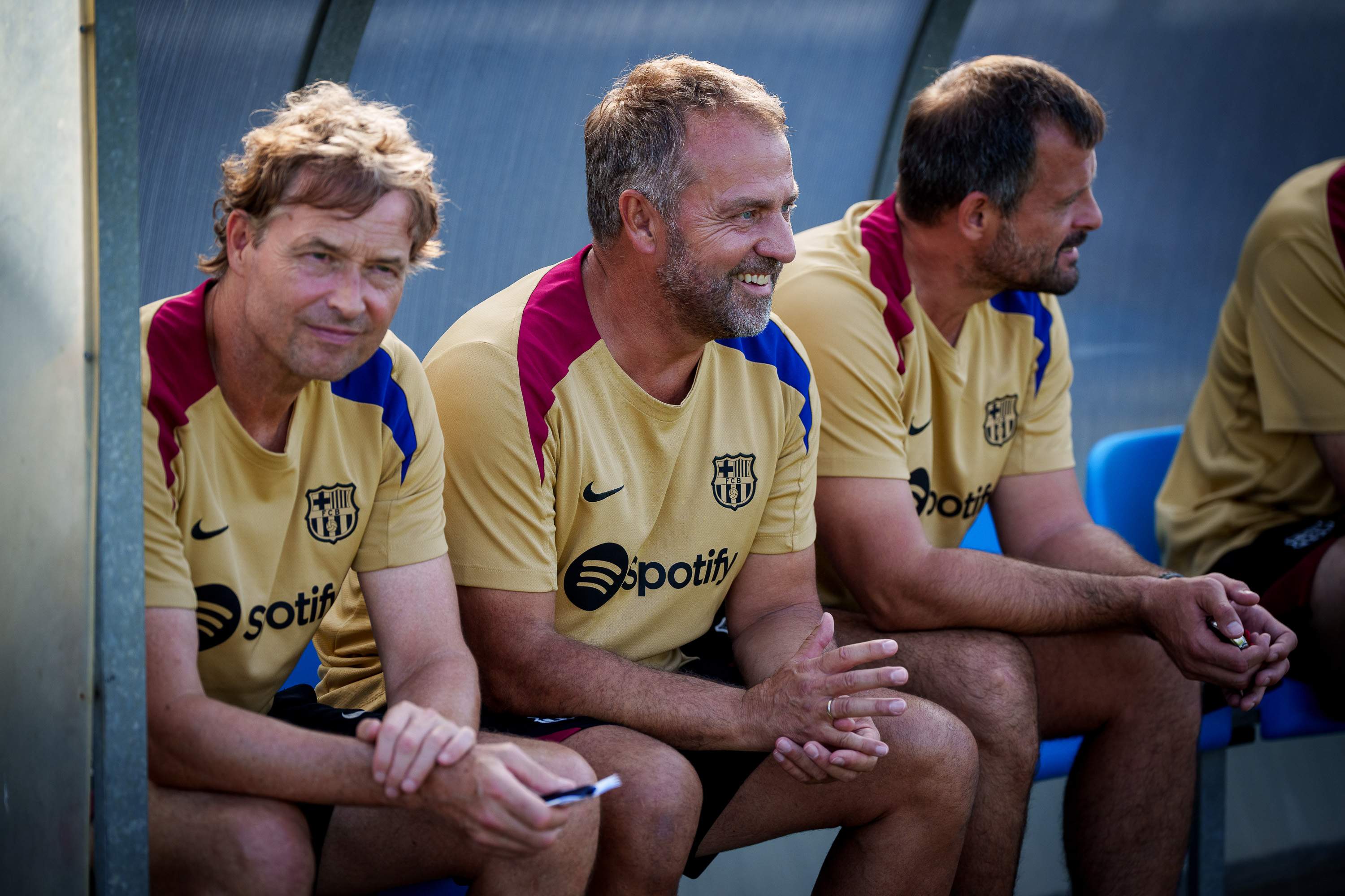Dos jugadores que convencen a Flick y meten en un lío a un crack del Barça, que puede salir cedido