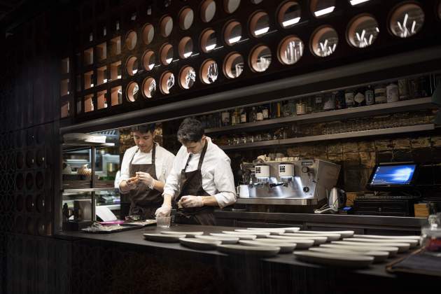 Restaurant Disfrutar, els xefs Oriol Castro, Eduard Xatruch i Mateu Casañas / Foto: Pau de la Calle