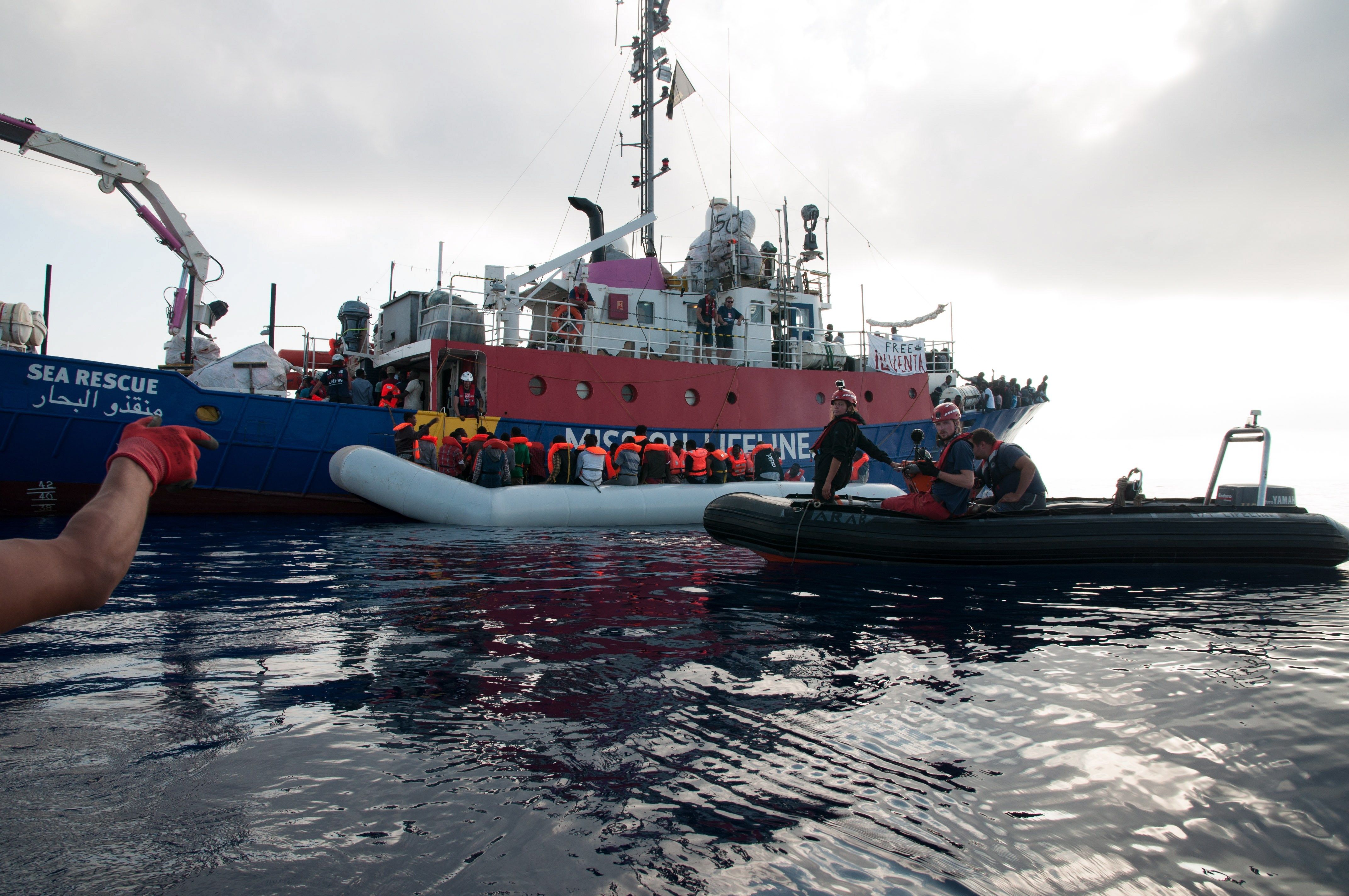 Italia acoge a los inmigrantes que rechazó ayer