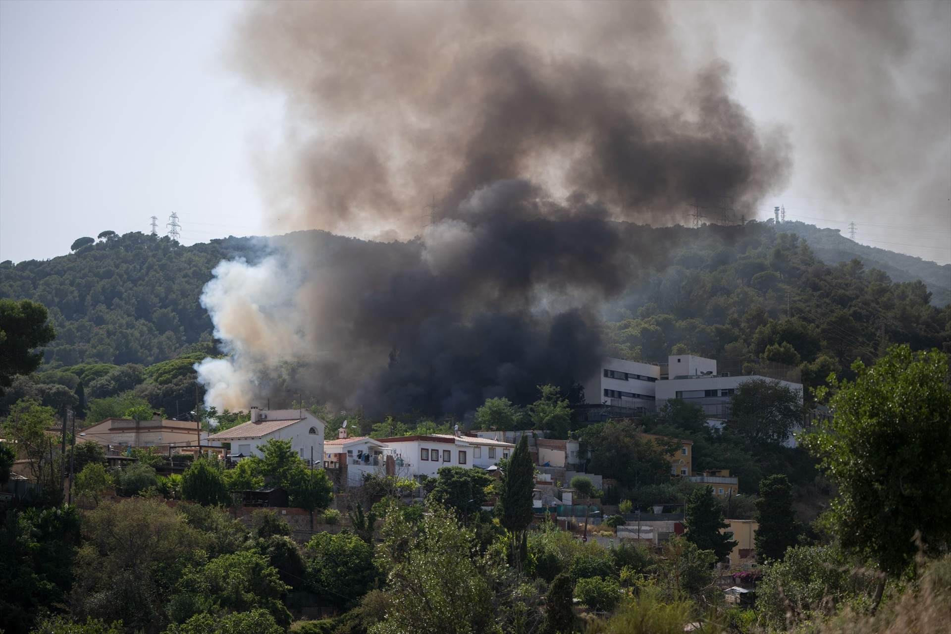 Un incendi a Collserola provoca una gran columna de fum visible des de Barcelona