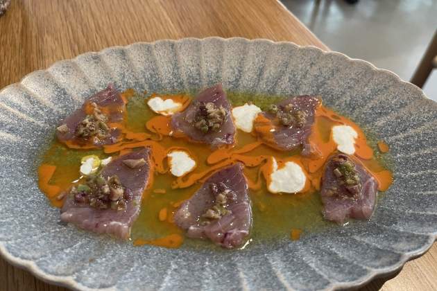 Crudo de bonito alla Puttanesca en el restaurante Lombo / Foto: Jordi Tubella Crudo de bonito alla Puttanesca en el restaurante Lombo / Foto: Jordi Tubella