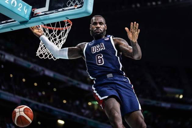LeBron James tras anotar una canasta en los Juegos Olímpicos de París / Foto: EFE LeBron James tras anotar una canasta en los Juegos Olímpicos de París / Foto: EFE