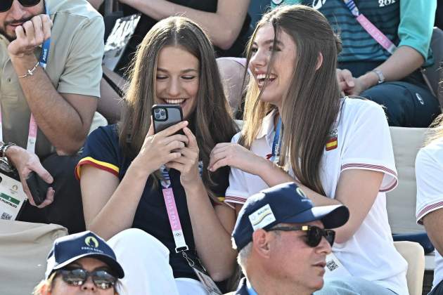 Leonor y Sofía móbil / GTRES Leonor y Sofía móbil / GTRES