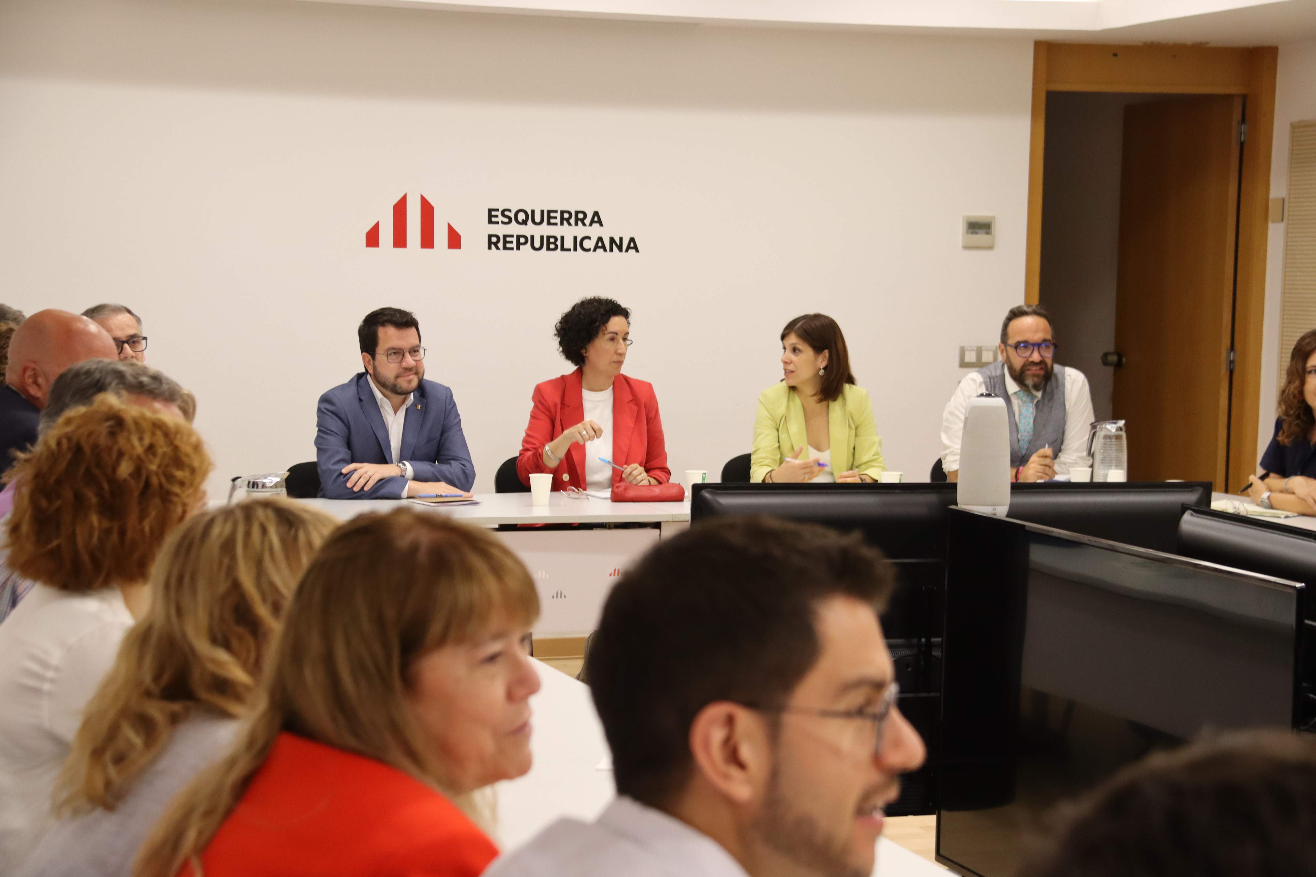 Les reticències internes dilaten la reunió maratoniana d'ERC per avalar l'acord amb el PSOE per investir Illa