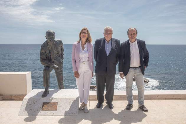 primos con estatua primos con estatua