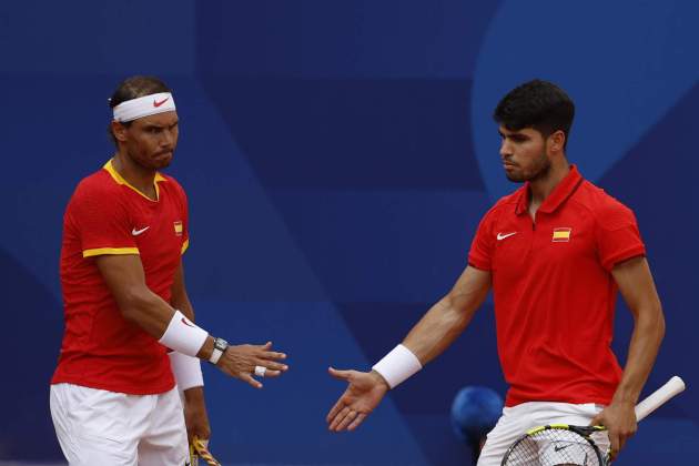 Rafa Nadal Carlos Alcaraz chocan manos Juegos Olímpicos EFE Rafa Nadal Carlos Alcaraz chocan manos Juegos Olímpicos EFE