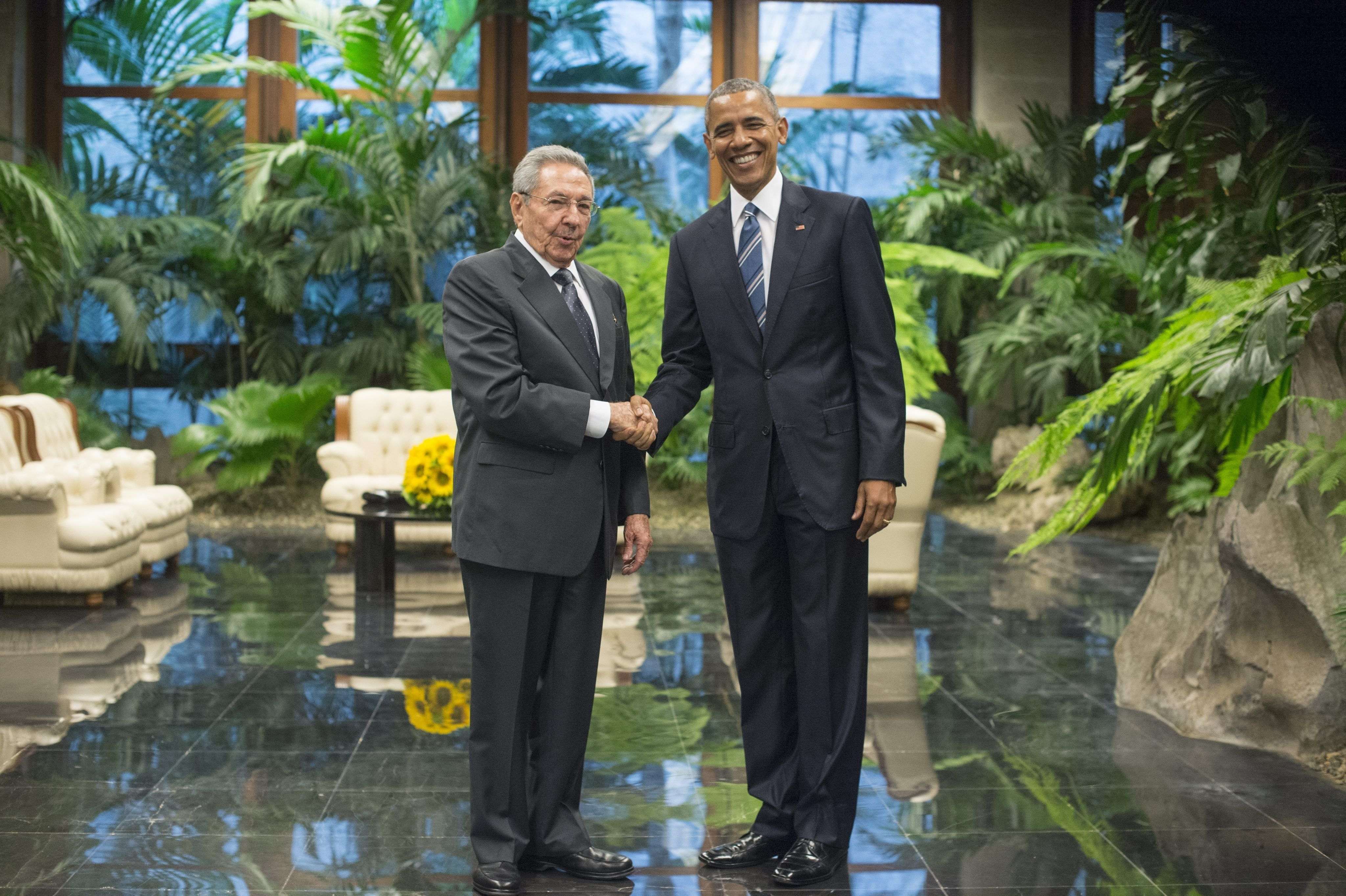 Encaixada històrica entre Raúl Castro i Barack Obama
