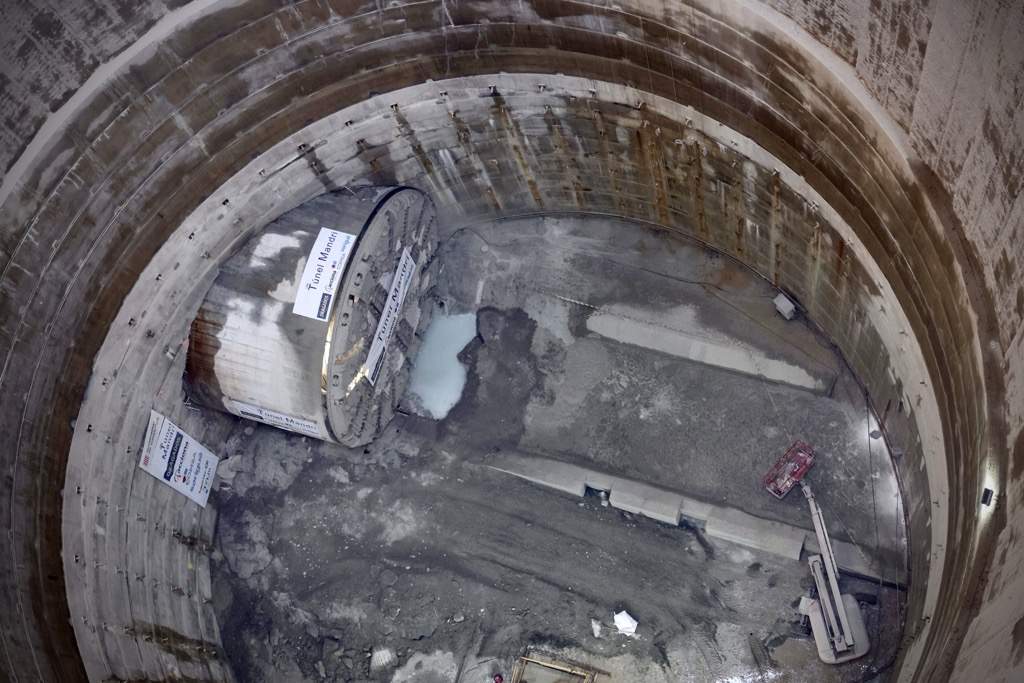 Arriben a l’estació de Mandri els primers recanvis per reactivar la tuneladora de l’L9