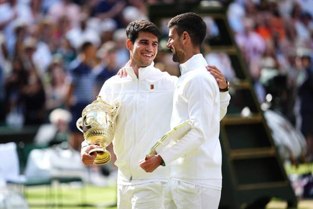 Novak Djokovic y Carlos Alcaraz tras la final de Wimbledon / Foto: Europa Press Novak Djokovic y Carlos Alcaraz tras la final de Wimbledon / Foto: Europa Press