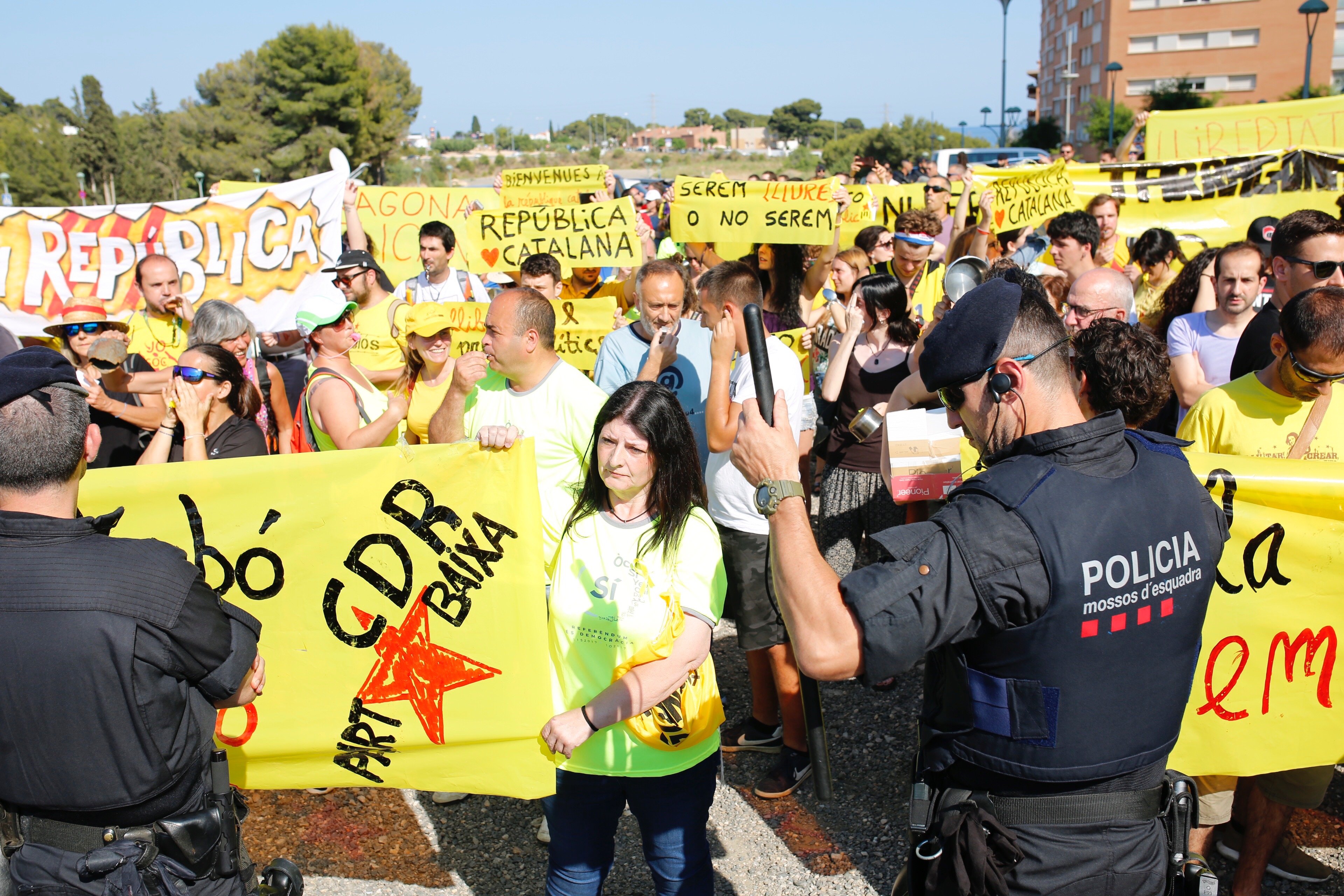 Les protestes del CDR i els espanyolistes escalfen l'arribada del Rei