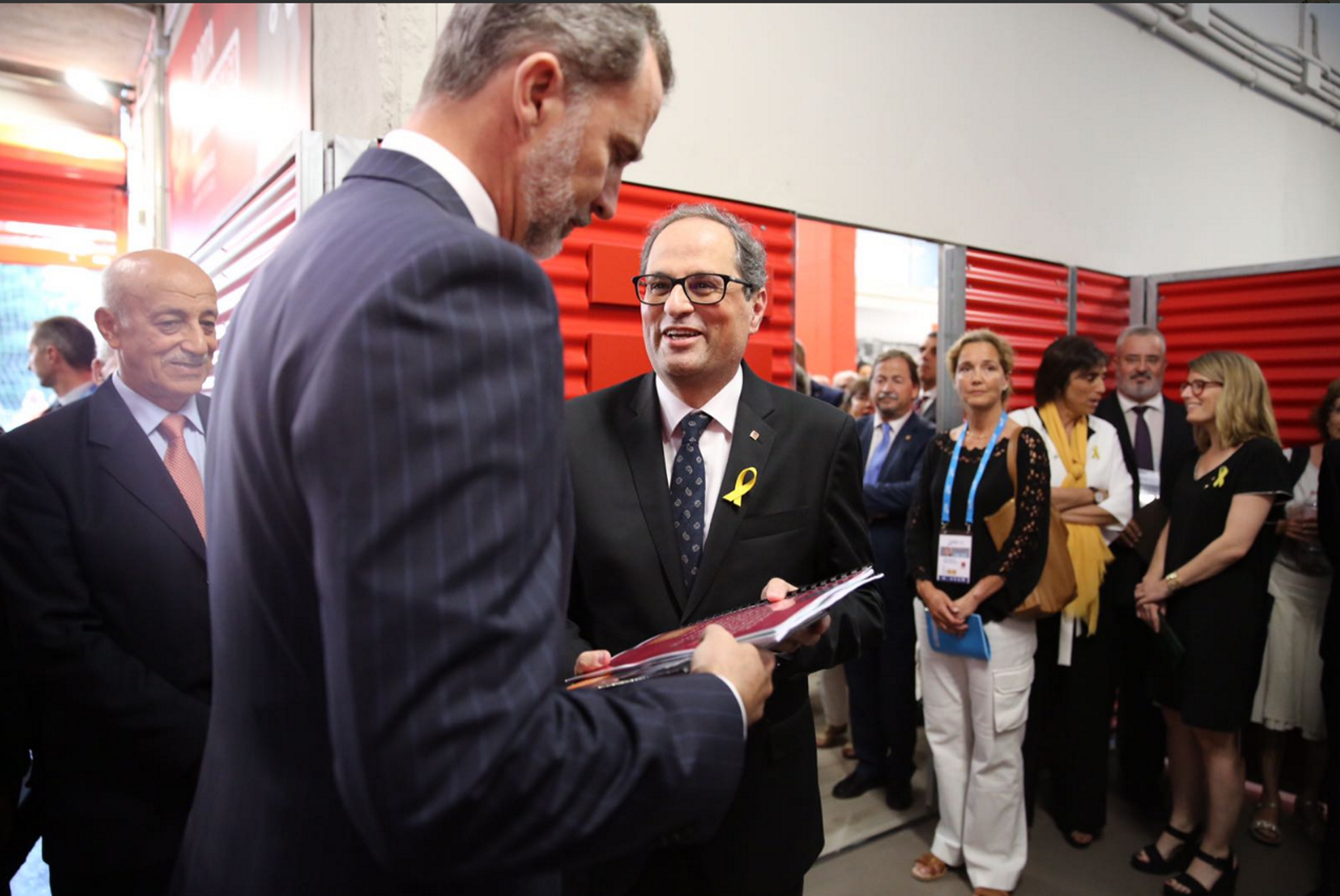 Torra regala a Felipe VI un libro sobre la violencia policial del 1-O